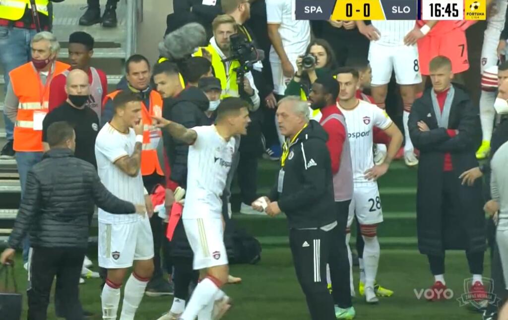 Škrtel sa dostal do slovnej výmeny aj s lekárom Slovana Romanom Križanom.