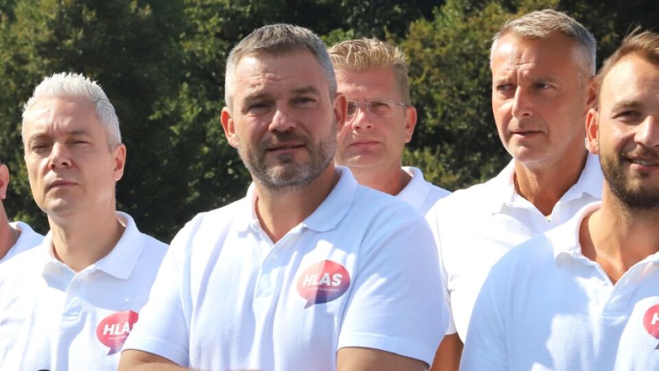 Na snímke nezaradení poslanci NR SR zľava Erik Tomáš, Ľubica Laššáková, Róbert Puci, Ján Ferenčák, podpredseda Národnej rady SR Peter Pellegrini, nezaradení poslanci NR SR Peter Žiga, Richard Raši a Matúš Šutaj Eštok počas tlačovej konferencie strany HLAS - sociálna demokracia na tému návrhu zákona o dofinancovaní samospráv v Banskej Bystrici 11. septembra 2020. FOTO TASR - Ján Krošlák