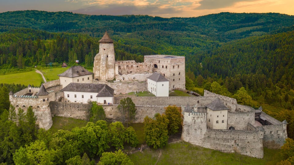 Ľubovniansky hrad v Starej Ľubovni postavili v severnej pohraničnej oblasti Uhorska v údolí Popradu v druhej polovici 13. storočia na ochranu dôležitej obchodnej cesty vedúcej do Poľska. Dnes tu sídli múzeum s historickou expozíciou, expozíciou dobového nábytku a kostýmov, zbraní a zbierkou rodu Zamoyských. Na gotickej veži je na šiestom poschodí rozhľadňa s 360° výhľadom na celé okolie hradu. Pod hradom je historický vojenský tábor a skanzen ľudovej architektúry.