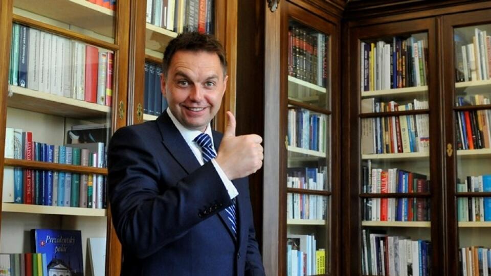 Majster gest: Minister často ukazoval zdvihnutý palec.
