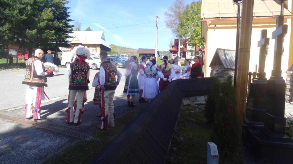 Ľudia zhruba hodinu pred pohrebom sa schádzali v priestore pred kostolom.