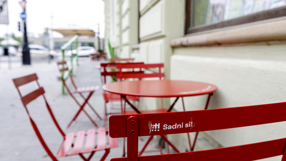 Bratislava po roku opäť spúšťa projekt Sadni si!, ktorý prináša do mesta voľné verejné sedenie - červené stoly a stoličky, ktoré oživujú a kultivujú priestory s nedostatkom sedenia. Zároveň na populárnych verejných priestoroch umožnia ľuďom, aby boli “vonku” a zároveň ďalej od ostatných. Na snímke priestor pred Slovenskou národnou galériou na Námestí Ľudovíta Štúra v Bratislave 16. júna 2020. FOTO TASR - Dano Veselský