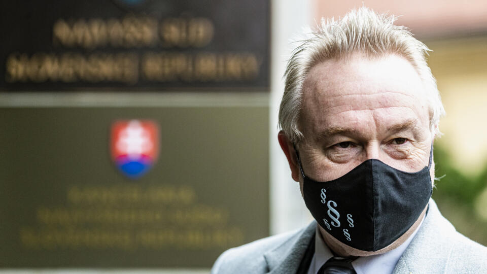 Na snímke prokurátor Ján Šanta prichádza do budovy Najvyššieho súdu Slovenskej republiky, ktorého senát bude rozhodovať o väzbe pre exministra Pavla Ruska.