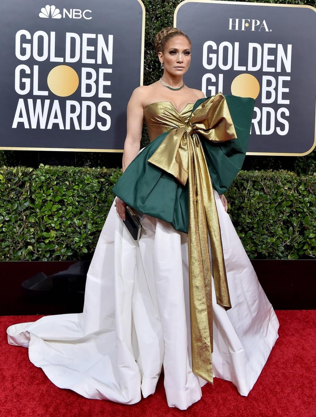 Jennifer Lopez na Golden Globe Awards ako nadýchaný darček s obrovskou mašľou.