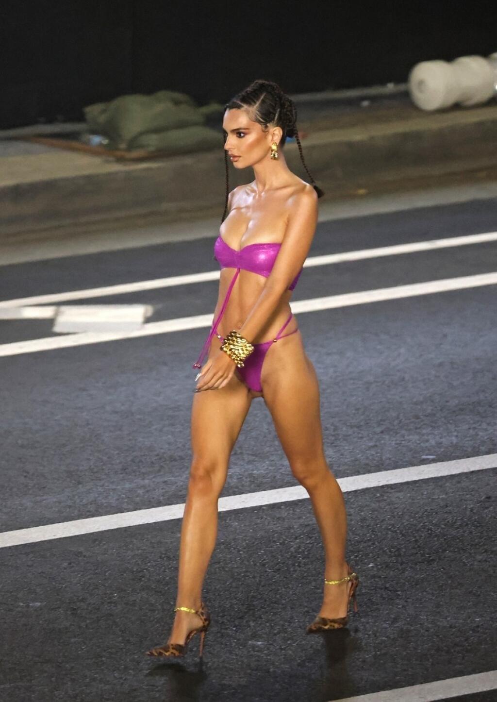 Emily Ratajkowski na módnej prehliadke kolekcie spodnej bielizne Savage X Fenty.