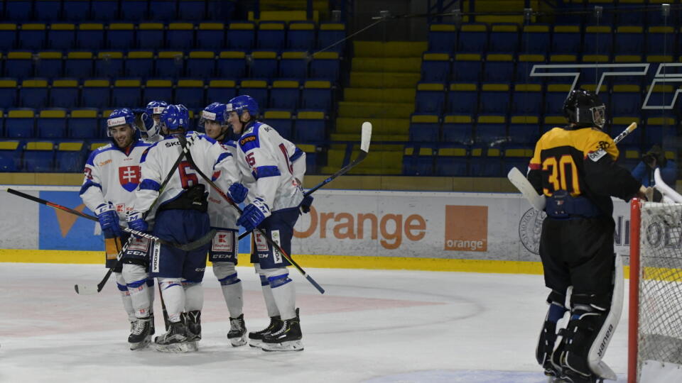 Slovenskí hokejoví reprezentanti do 20 rokov sa na Turnaji štyroch krajín v Piešťanoch dočkali prvého víťazstva.