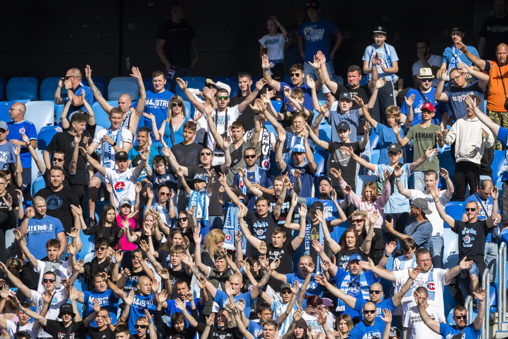 Na snímke diváci počas zápasu záverečného 10. kola skupiny o titul futbalovej Fortuna ligy ŠK Slovan Bratislava - MŠK Žilina v Bratislave 21. mája 2022. FOTO TASR - Jaroslav Novák