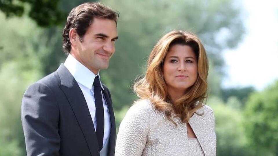 ficiálne spečatené. Svetová trojka Roger Federer si zaobstarala nové sídlo v Rapperswil-Jona. Samotný pozemok má vyše 18 tisíc metrov štvorcových s priamym prístupom do mora. Na sťahovanie do luxusnej vily s vlastným tenisovým kurtom si však bude musieť ešte počkať. Stavebné práce sú v nedohľadne.