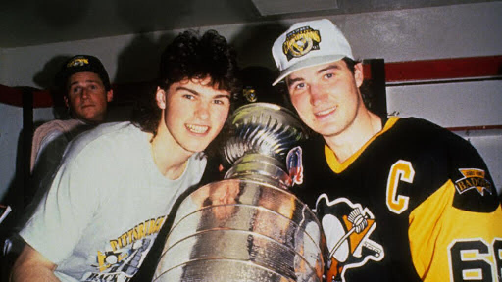 Jaromír Jágr a Mario Lemieux so Stanleyho pohárom v drese Pittsburghu.