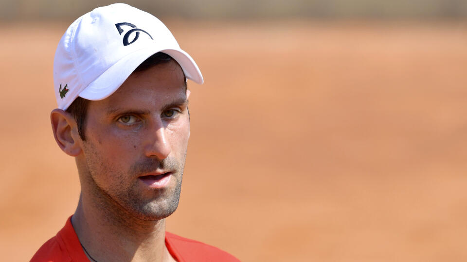 KK39 Rím - Srbský tenista Novak Djokovič sa pozerá počas tréningu na tenisovom turnaji ATP 15. septembra 2020 v Ríme. FOTO TASR/AP
Serbia's Novak Djokovic attends a training session at the Italian Open tennis tournament in Rome, Tuesday, Sept. 15, 2020. (Alfredo Falcone/LaPresse via AP)
