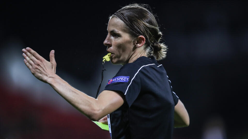 Francúzka Stephanie Frappartová bude prvou rozhodkyňou, ktorá povedie významné stretnutie mužov pod záštitou Európskej futbalovej únie. Ako hlavnú arbiterku ju nominovali na duel európskeho Superpohára, v ktorom sa 14. augusta v Istanbule stretnú anglické kluby FC Liverpool a FC Chelsea.