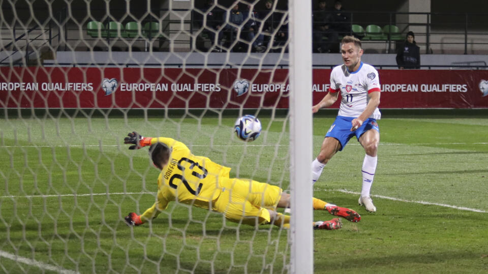 Český futbalista Jan Kuchta (vpravo) strieľa gól, ktorý rozhodca neuznal kvôli ofsajdu