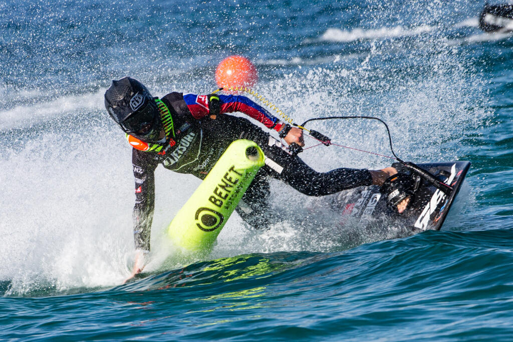 Iba 17-ročný Marek Škamla sa stal majstrom sveta a Európy v netradičnom športe jetsurfingu.