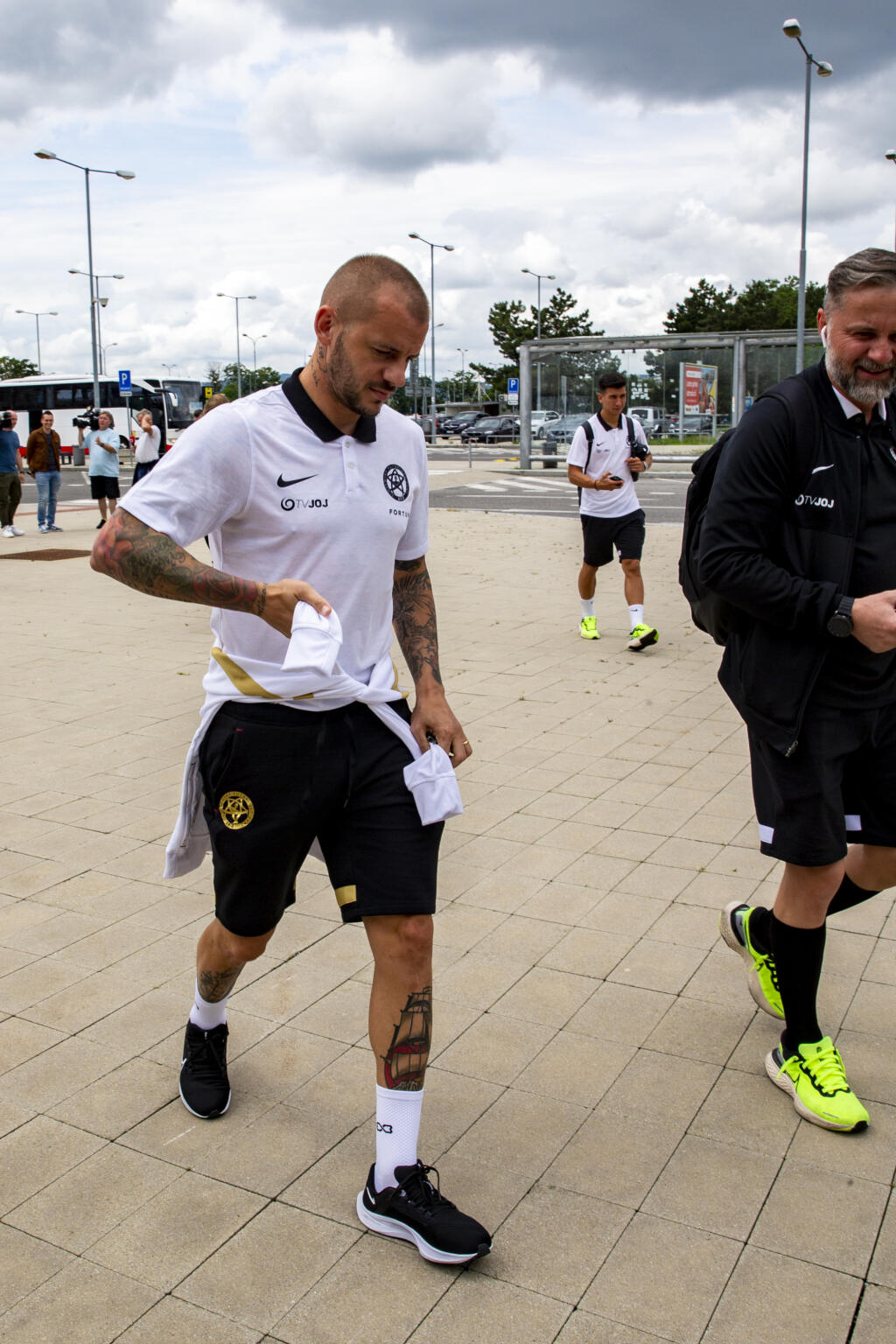 Profesionálni futbalisti sú známi tým, že zarobené peniaze investujú do domov, luxusných aut, oblečenia či šperkov. Na reprezentačný zraz pravidelne prichádzajú na zraz na nadupaných športiakoch, ktorých cenovka začína nad 100-tisíc eur