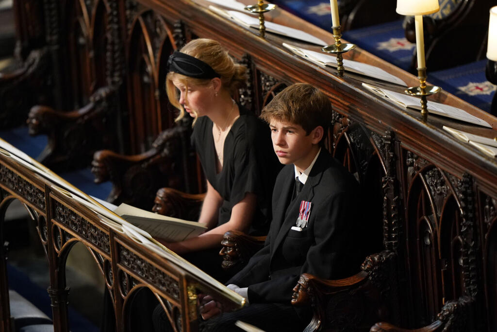 KK30 Windsor - Na snímke Lady Louise Windsor a James, vikomt Severn, deti britského princa Edwarda čakajú na obrad rozžehnania sa s telom v Kaplnke svätého Juraja na hrade Windsor v pondelok 19. septembra 2022. Obrad rozžehnania sa s telom kráľovnej Alžbety II. sa uskutočnil o 17.00 h SELČ vo windsorskej Kaplnke sv. Juraja. Tam panovníčku v rámci súkromného obradu o 20.30 h SELČ aj pochovajú po boku jej manžela princa Philipa, ktorý zomrel vlani v apríli vo veku 99 rokov. Kráľovná Alžbeta II. z