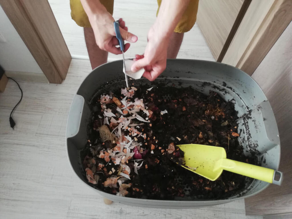 Potravu treba dážďovkám pokrájať alebo postrihať na malé kúsky, aby si s nimi dokázali rýchlejšie poradiť.