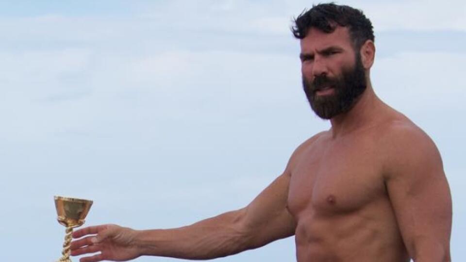 Dan Bilzerian tvrdí, že (38) zbohatol pri hraní pokru. Nie všetci tomu veria.