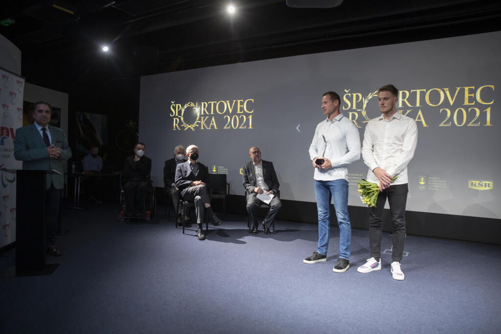 Rýchlostní kanoisti Erik Vlček a Adam Botek si prevzali ocenenie za štvorkajak, ktorý sa stal najlepším kolektívom vďaka bronzu na olympiáde.