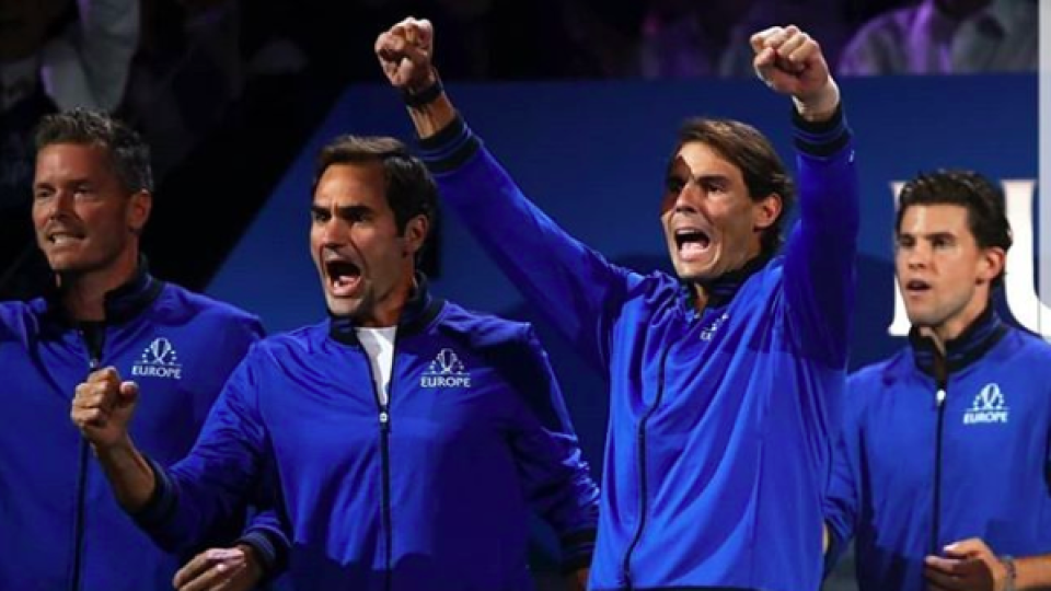 Švajčiarsky tenista Roger Federer mal z víťazstva v Laver Cupe obrovskú radosť. Rozbehol to najmä v šatni, kde ho prichytili pri situácii, v ktorej ste ho ešte zaručene nevideli.