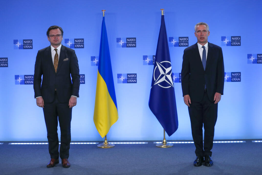 EBE 25 Brusel - Na snímke sprava generálny tajomník NATO Jens Stoltenberg a minister zahraničných vecí Ukrajiny Dmytro Kuleba počas stretnutia v sídle Severoatlantickej aliancie v Bruseli 13. apríla 2021. FOTO TASR/AP
NATO Secretary General Jens Stoltenberg, right, and Ukraine's Foreign Minister Dmytro Kuleba pose for photographers prior to a meeting at NATO headquarters in Brussels, Tuesday, April 13, 2021. (AP Photo/Francisco Seco, Pool)