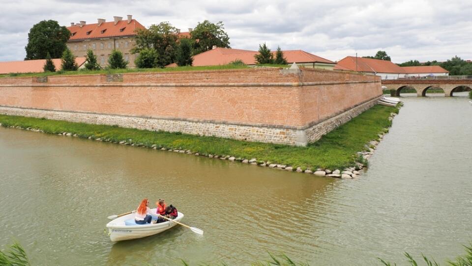 Môžete sa ním previezť na kolobežkách, alebo bicykloch, ale aj povoziť na loďke.