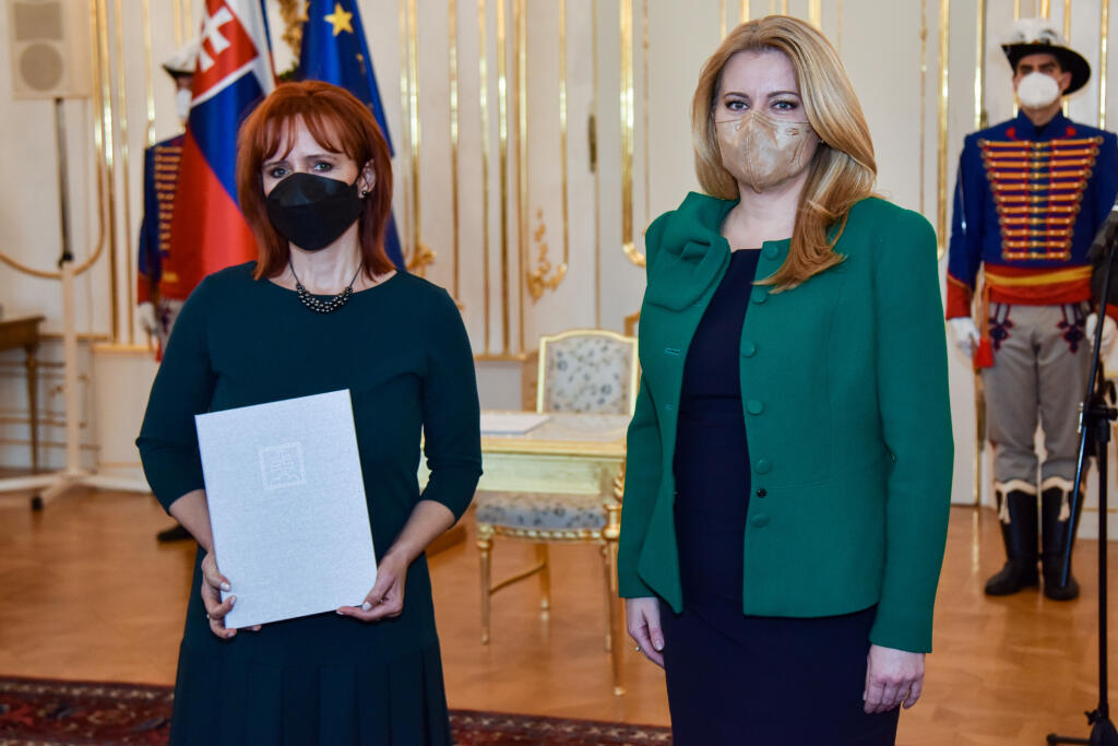 Na snímke vpravo prezidentka SR Zuzana Čaputová a vľavo sudkyňa Okresného súdu Žilina Lenka Gomolová počas vymenovania sudcov do všeobecných súdov bez časového obmedzenia 7. decembra 2021 v Bratislave. FOTO TASR - Pavol Zachar