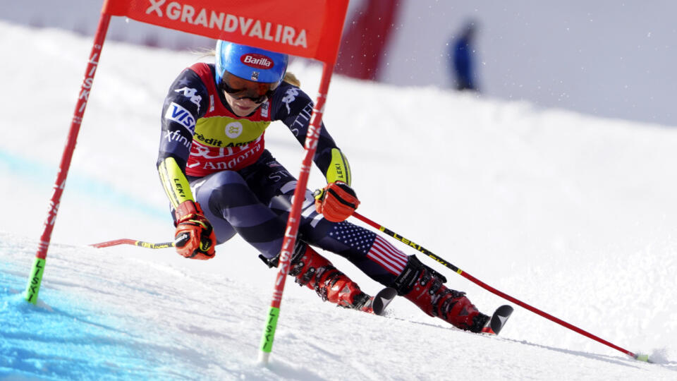Mikaela Shiffrinová na trati počas 1. kola obrovského slalomu na finálovom podujatí Svetového pohára 19. marca 2023 v andorrskom Soldeu.