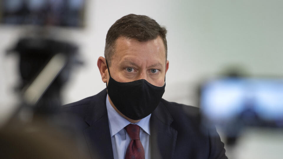 Na snímke špeciálny prokurátor Daniel Lipšic počas brífingu na Úrade špeciálnej prokuratúry GR SR 7. septembra 2021 v Pezinku. V prípade nezvestnej Andrey V., ktorú uniesli v roku 2016, by sa mohlo obnoviť konanie. Po tom, ako sa našli s najväčšou pravdepodobnosťou jej pozostatky v plastovom sude pri prehliadke priestorov vo Veľkých Ripňanoch v súvislosti s iným trestným stíhaním, sa má začať stíhanie pre obzvlášť závažný zločin úkladnej vraždy. Stíhať majú jej exmanžela Miroslava V. V tejto ve
