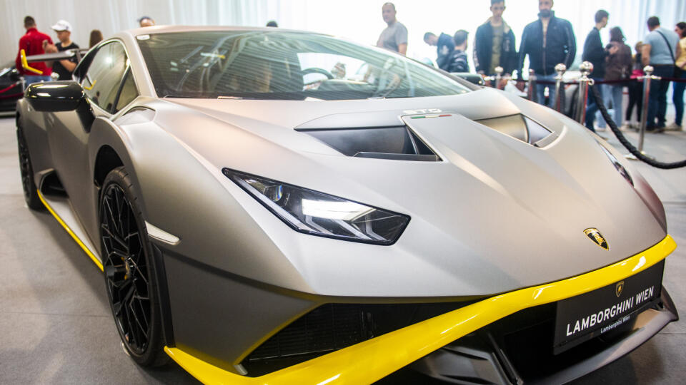 Na snímke Lamborghini počas výstavy Autosalón v Incheba Expo Aréna 30. apríla 2022 v Bratislave. FOTO TASR - Jakub Kotian