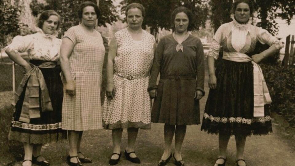 1931: Prehliadka moderných i folklórnych kúskov.