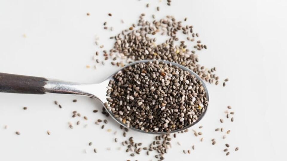 Chia semienka obsahujú vysoké množstvo vlákniny, bielkovín, omega-3 mastných kyselín a rôznych stopových prvkov.