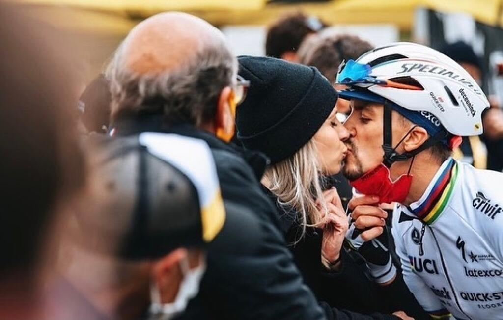 Julian Alaphilippe a Marion Rousseová tvoria pár už takmer dva roky, pričom plodom ich lásky je vysnívaný synček Nino, ktorý sa narodil v júni tohto roku.