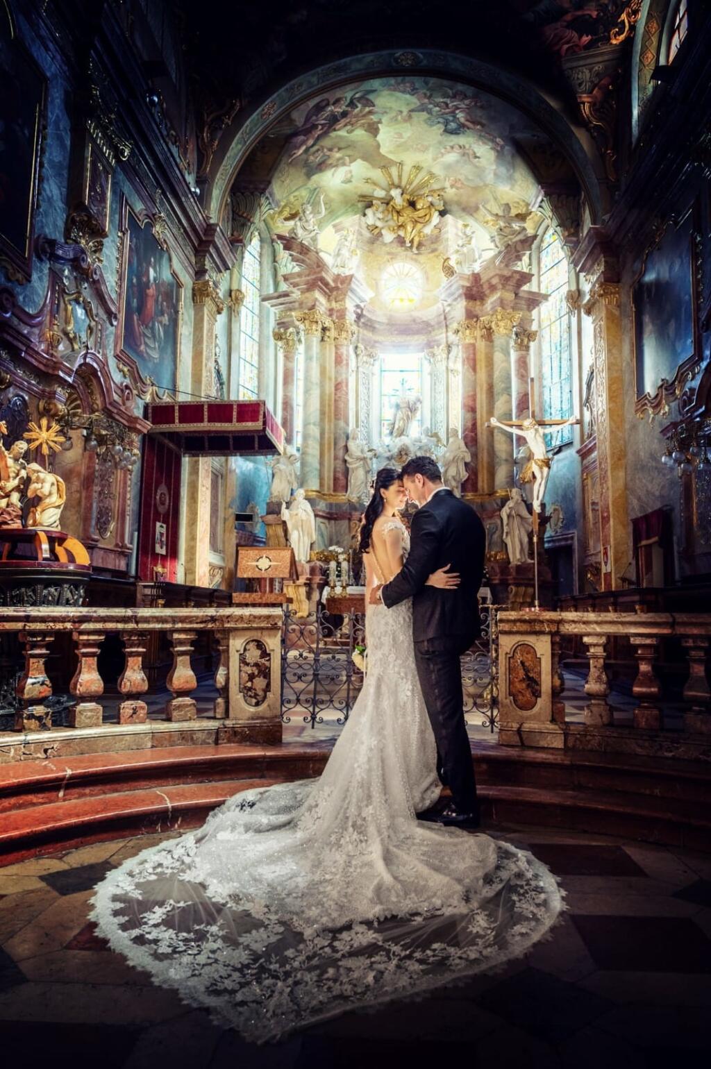 Po dvoch rokoch randenia nasledovali zásnuby a toto leto svadba. „Nemali sme potrebu vykrikovať do celého sveta, že sa berieme. Náš svadobný deň sme chceli stráviť s ľuďmi, ktorých máme radi a ktorých si vážime. Na Nitrianskom hrade, kde sme mali obrad a potom na veselici v jednej z mestských reštaurácii, bolo asi 90 hostí, medzi ktorými nechýbali moji hokejoví kamaráti z Nitry, ale ani Majo Gáborík,“ vrátil sa Valábik k 22. augustu, kedy si so svojou vyvolenou povedali áno.