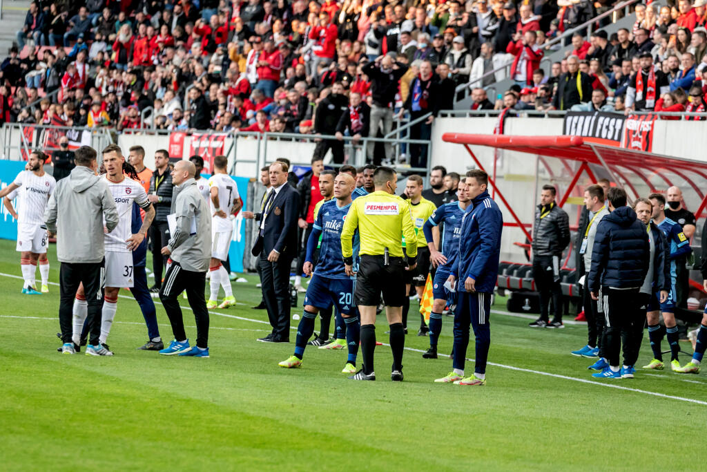 Na snímke je futbalový zápas medzi FC Spartak Trnava a ŠK Slovan Bratislava, ktorý sa skončil predčasne a fanúšikovia obidvoch táborov vnikli na hraciu plochu.