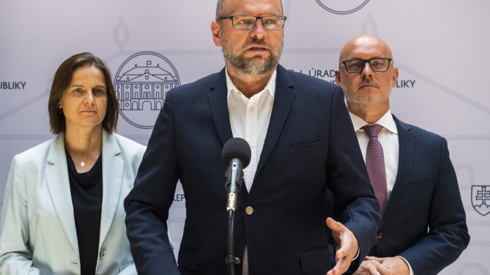 Na snímke zľava ministerka spravodlivosti SR Mária Kolíková (klub SaS), minister hospodárstva SR a prvý podpredseda vlády pre ekonomiku SR Richard Sulík (SaS) a minister školstva, vedy, výskumu a športu SR Branislav Gröhling (SaS) sa rozprávajú s médiami počas 87. rokovania vlády SR v Bratislave 28. júna 2022. Strana SaS rozhodne na mimoriadnej rozšírenej Republikovej rade 6. júla o ďalšom postupe v koalícii. Po rokovaní vlády to v utorok uviedol minister hospodárstva Richard Sulík (SaS). FOTO T