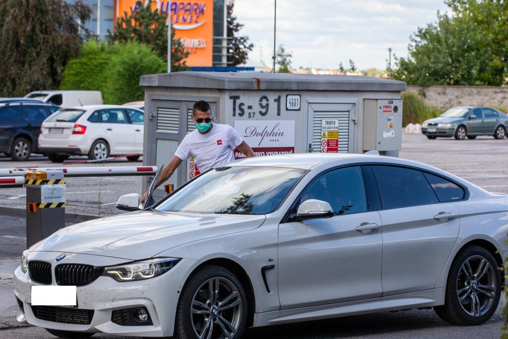 Útočník Slavie Ivan Schranz sa vozí na bielom BMW