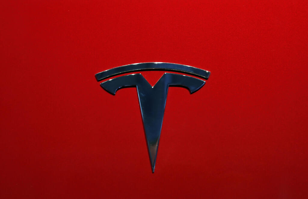 KK11 Paríž - Na archívnej snímke z 3. októbra 2018 logo na vozidle Tesla Model 3 v Paríži. Americký výrobca elektromobilov Tesla od 23. marca 2020 dočasne zastaví výrobu vo svojom závode v kalifornskom Fremonte, aby dodržal nariadenia, ktoré zaviedli úrady v zálive San Francisco Bay v snahe zabrániť šíreniu nového koronavírusu. FOTO TASR/AP
FILE - This Oct. 3, 2018, file photo shows the logo of Tesla Model 3 at the Auto show in Paris. The National Transportation Safety Board says two drivers, Te