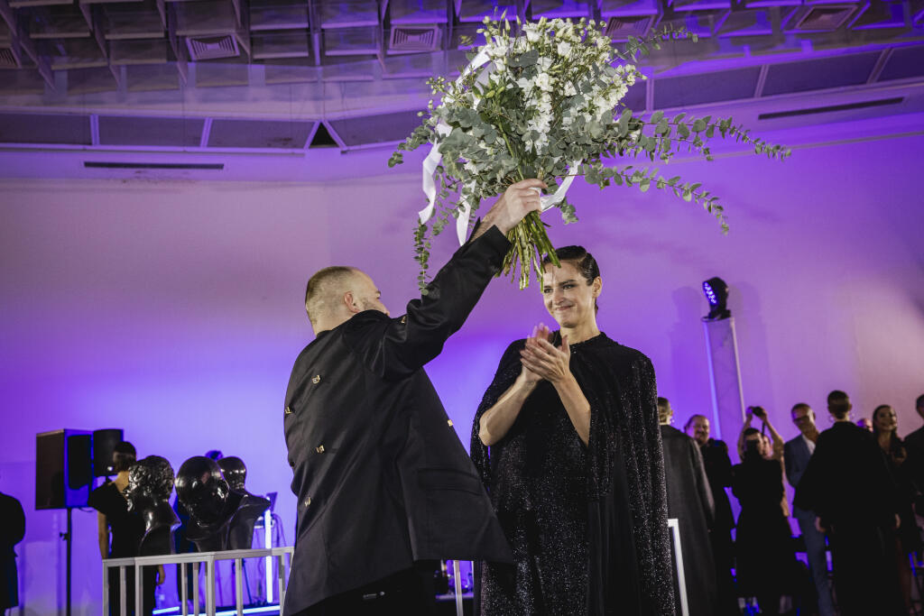 Na snímke Marcel Holubec a Jana Kirschner počas módnej prehliadky Marcela Holubca W s názvom MHW Charactere 2022.