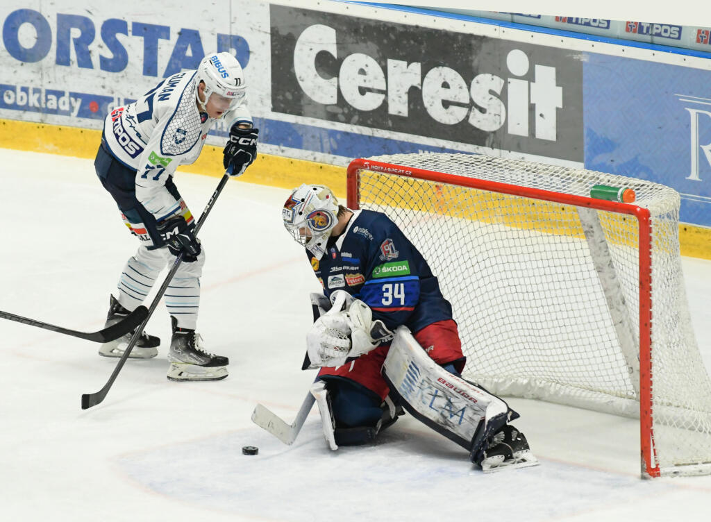 Na snímke zľava Tomáš Guman (Nitra) a brankár Jake Paterson (Zvolen) v zápase 20. kola hokejovej Tipos extraligy medzi HK Nitra a HKM Zvolen v Nitre v piatok 25. novembra 2022.