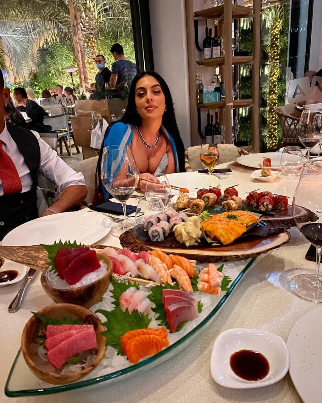 Georgina si ako bývalá predavačka užíva slávu a luxus, ktorý jej Ronaldo ponúka.