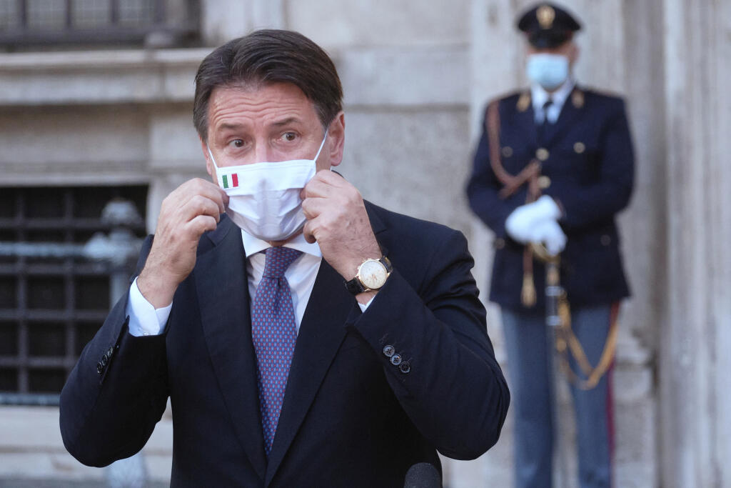 JB 14 Rím - Taliansky premiér Giuseppe Conte si napráva ochranné rúško na zabránenie šíreniu nového koronavírusu počas stretnutia s novinármi v Ríme 7. októbra 2020. Talianska vláda rozhodla v stredu o zavedení povinného nosenia tvárových rúšok vo vonkajších priestoroch. Toto nariadenie, ktoré je súčasťou opatrení proti šíreniu nového koronavírusu, schválil kabinet spolu s predĺžením núdzového stavu do 31. januára 2021, informovala agentúra DPA. FOTO TASR/AP 

Italian Premier Giuseppe Conte adju
