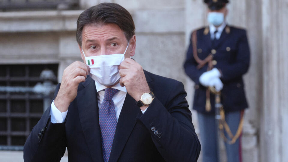 JB 14 Rím - Taliansky premiér Giuseppe Conte si napráva ochranné rúško na zabránenie šíreniu nového koronavírusu počas stretnutia s novinármi v Ríme 7. októbra 2020. Talianska vláda rozhodla v stredu o zavedení povinného nosenia tvárových rúšok vo vonkajších priestoroch. Toto nariadenie, ktoré je súčasťou opatrení proti šíreniu nového koronavírusu, schválil kabinet spolu s predĺžením núdzového stavu do 31. januára 2021, informovala agentúra DPA. FOTO TASR/AP
Italian Premier Giuseppe Conte adju
