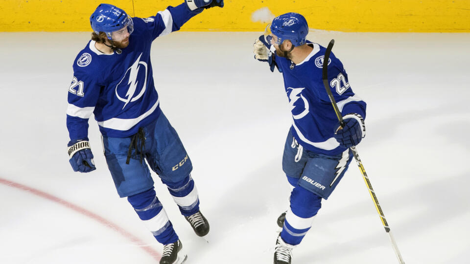 WA 18 Edmonton - Hokejisti Tampy Brayden Point (vľavo) a Kevin Shattenkirk sa tešia po strelení gólu v prvom zápase finále play off Východnej konferencie NHL Tampa Bay Lightning - New York Islanders v Edmontone 7. septembra 2020. FOTO TASR/AP
Tampa Bay Lightning's Brayden Point (21) and Kevin Shattenkirk (22) celebrate a goal against the New York Islanders during the first period of an NHL Eastern Conference final playoff game, Monday, Sept. 7, 2020, in Edmonton, Alberta. (Jason Franson/The Ca