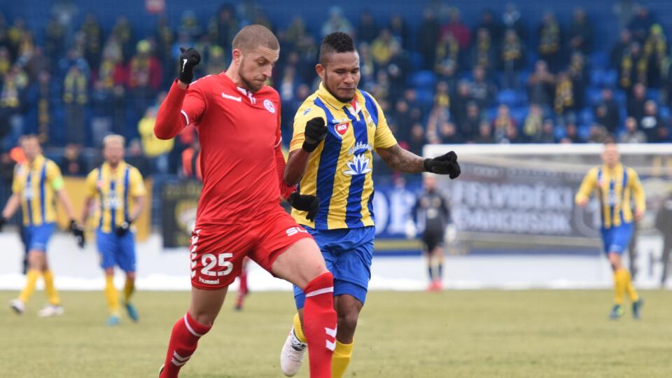 FK Senica – FC DAC Dunajská Streda - Sledujte ONLINE zápas 7. kola najvyššej slovenskej futbalovej súťaže medzi domácou Senicou a hosťujúcou Dunajskou Stredou. DAC je jednoznačný favorit. So šiestimi výhrami zo šiestich zápasov tróni na čele fortunaligovej tabuľky. Domáci sú na 9. mieste s piatimi bodmi, ale majú zápas k dobru.