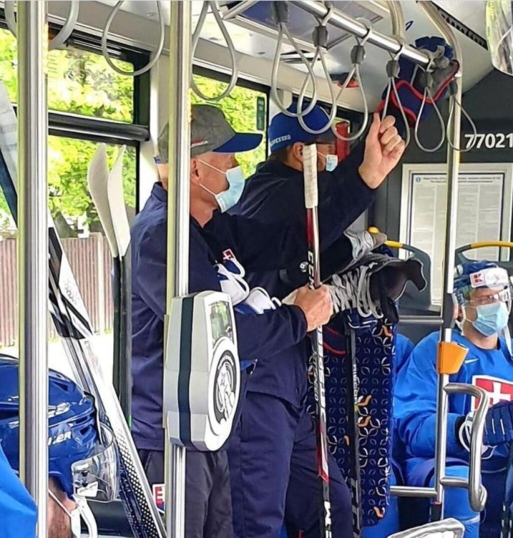 Takto netradične autobusom sa slovenskí hokejisti presúvajú v dejisku tohtoročných MS na tréningy.