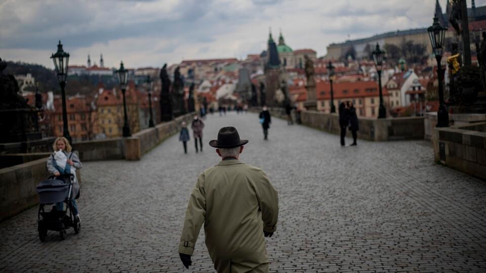 Prvýkrát od vlaňajšieho septembra klesol sobotný nárast prípadov koronavírusu v Česku pod 1000.