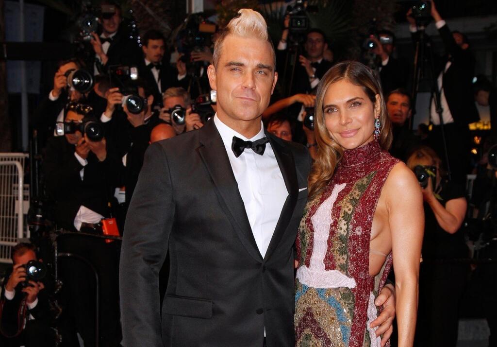 Spevák Robbie Williams sa stal štvornásobným otcom. Všetky deti má s manželkou Aydou Field. To posledné im vynosila náhradná matka.
