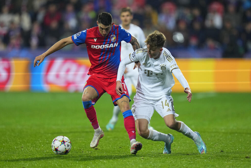 PK 56 Plzeň - Na snímke v popredí zľava slovenský futbalista Plzne Erik Jirka a hráč Bayernu Paul Wanner bojujú o loptu v zápase 4. kola C-skupiny skupinovej fázy Ligy majstrov vo futbale FC Viktoria Plzeň - Bayern Mníchov v Plzni 12. októbra 2022. FOTO TASR/AP
Bayern's Paul Wanner, right, challenges for the ball with Plzen's Erik Jirka during the Champions League group C soccer match between Viktoria Plzen and Bayern Munich at the Doosan Arena in Plzen, Czech Republic, Wednesday, Oct. 12, 2022