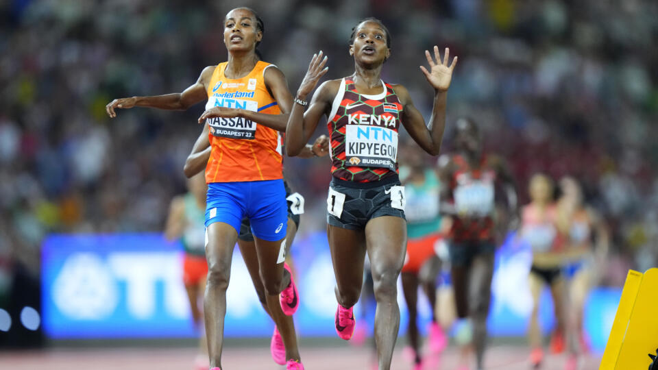 WA 54 Budapešť - Keňanky Faith Kipyegonová (vpravo) víťazí v behu na 5 000 m na atletických MS v Budapešti v sobotu 26. augusta 2023. FOTO TASR/AP
Faith Kipyegon, of Kenya celebrates as she wins the gold medal ahead of Sifan Hassan, of the Netherlands in the Women's 5000-meters final during the World Athletics Championships in Budapest, Hungary, Saturday, Aug. 26, 2023. (AP Photo/Petr David Josek)