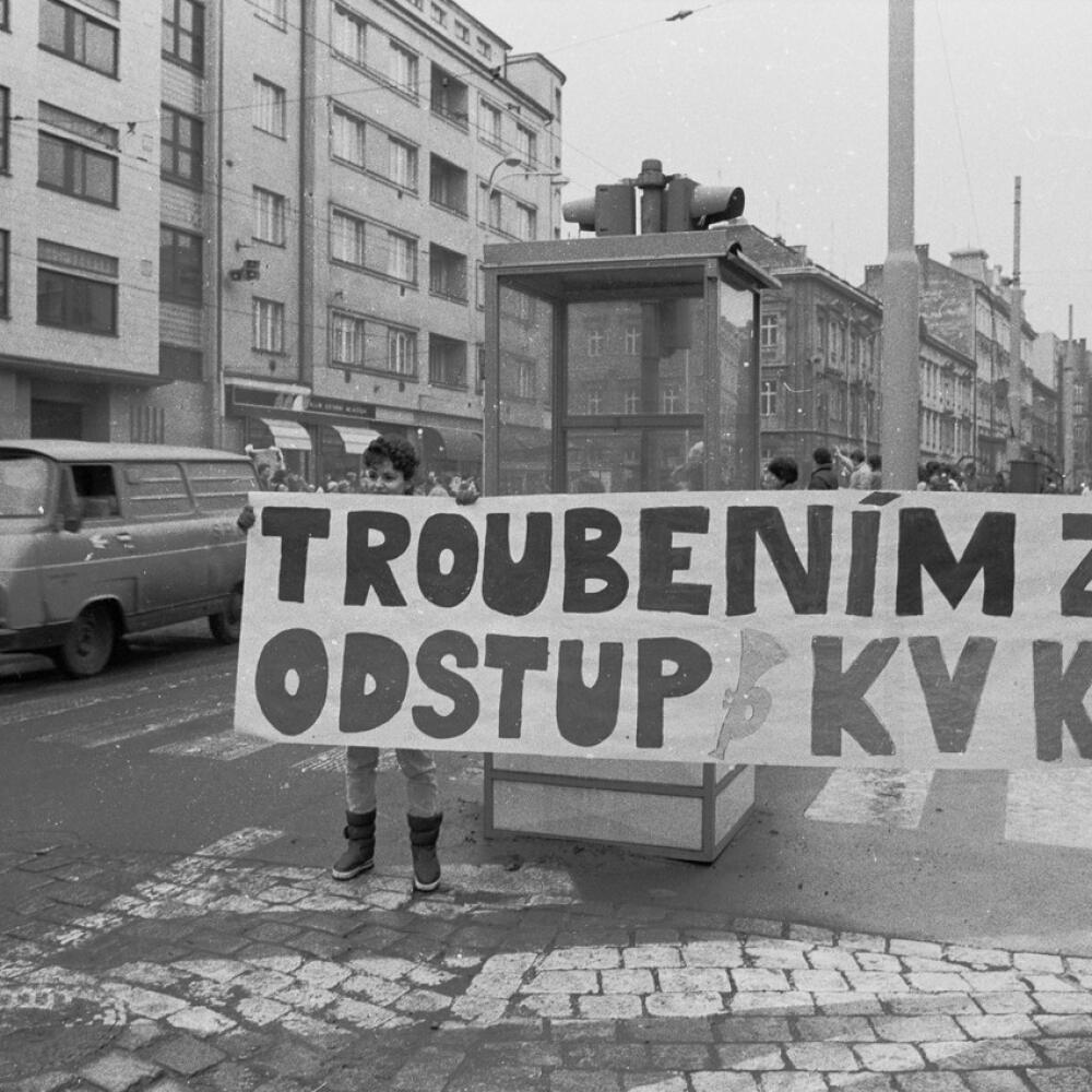 Tisíce ľudí stáli na námestiach, štrngali kľúčmi a žiadali zmenu režimu! Tak to vyzeralo v pohnutom novembri 1989.